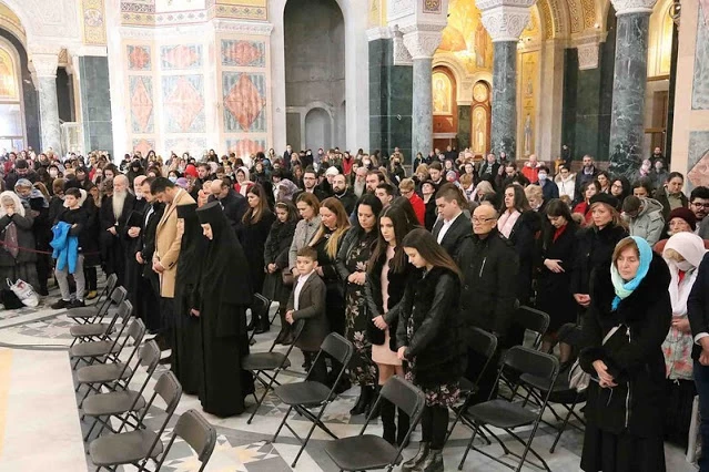 ΔΟΞΑ ΤΩ ΘΕΩ! Εκκλησιαζόμενοι στό Βελιγράδι.  ΟΥΔΕΝΑ ΦΙΜΩΤΡΟ!